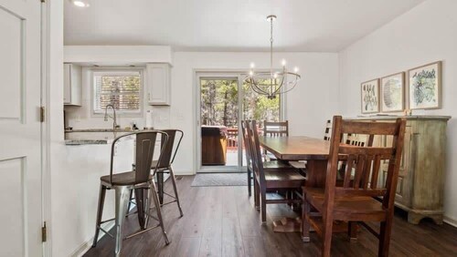 4BR Cozy Retreat - Hot Tub, Grill, Mountain Views