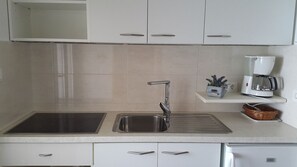 Kühlschrank, Mikrowelle, Ofen, Herdplatte