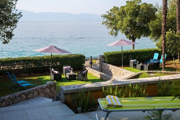 Terrace/patio - Apartment Škarpa 2 right by the sea (Malinska)