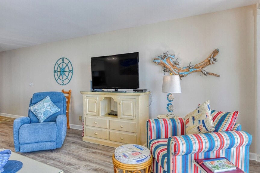 1 Bedroom, 1.5 Bath Oceanfront Surf Master Condo With Pool! - Garden City, SC