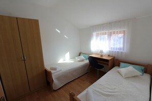 2 chambres, fer et planche à repasser, Wi-Fi, draps fournis