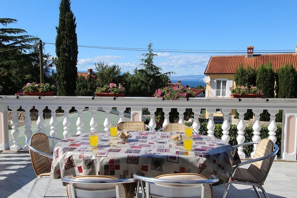 Outdoor dining