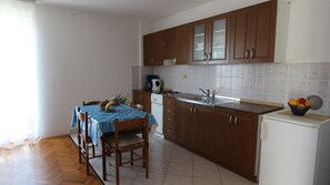Fridge, stovetop, dishwasher, coffee/tea maker