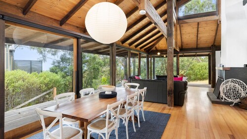 Dridan House - Stunning beach home featuring the best of ocean and bush