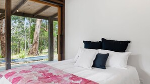 3 bedrooms, iron/ironing board, bed sheets