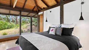 3 bedrooms, iron/ironing board, bed sheets