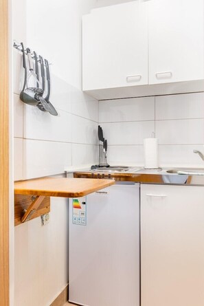 Fridge, coffee/tea maker, cookware/dishes/utensils