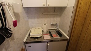 Køleskab, kaffe-/temaskine, elkedel, køkkentøj/tallerkener/redskaber