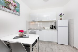 Fridge, stovetop, coffee/tea maker, toaster - Cozy apartment Tea 1 on the island of Krk (Malinska)