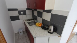 Réfrigérateur, plaque de cuisson, cafetière/bouilloire, grille-pain