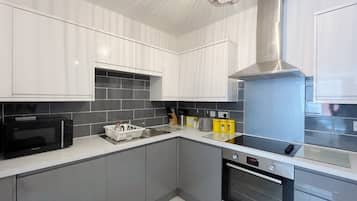 Jääkaappi, mikroaaltouuni, uuni, liesi