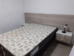 2 bedrooms, iron/ironing board, WiFi