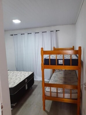 2 bedrooms, iron/ironing board, WiFi