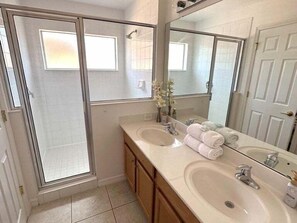 Shower, hair dryer, towels - 458 - Stunning 4 Bed Villa with South Facing Pool and Spa (Kissimmee)
