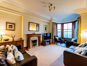 TV - Beaufort House looking onto Golf Course - Pass the Keys (Earlsferry)