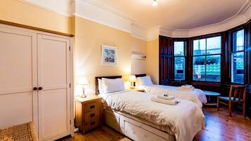 5 bedrooms, iron/ironing board, free WiFi, bed sheets