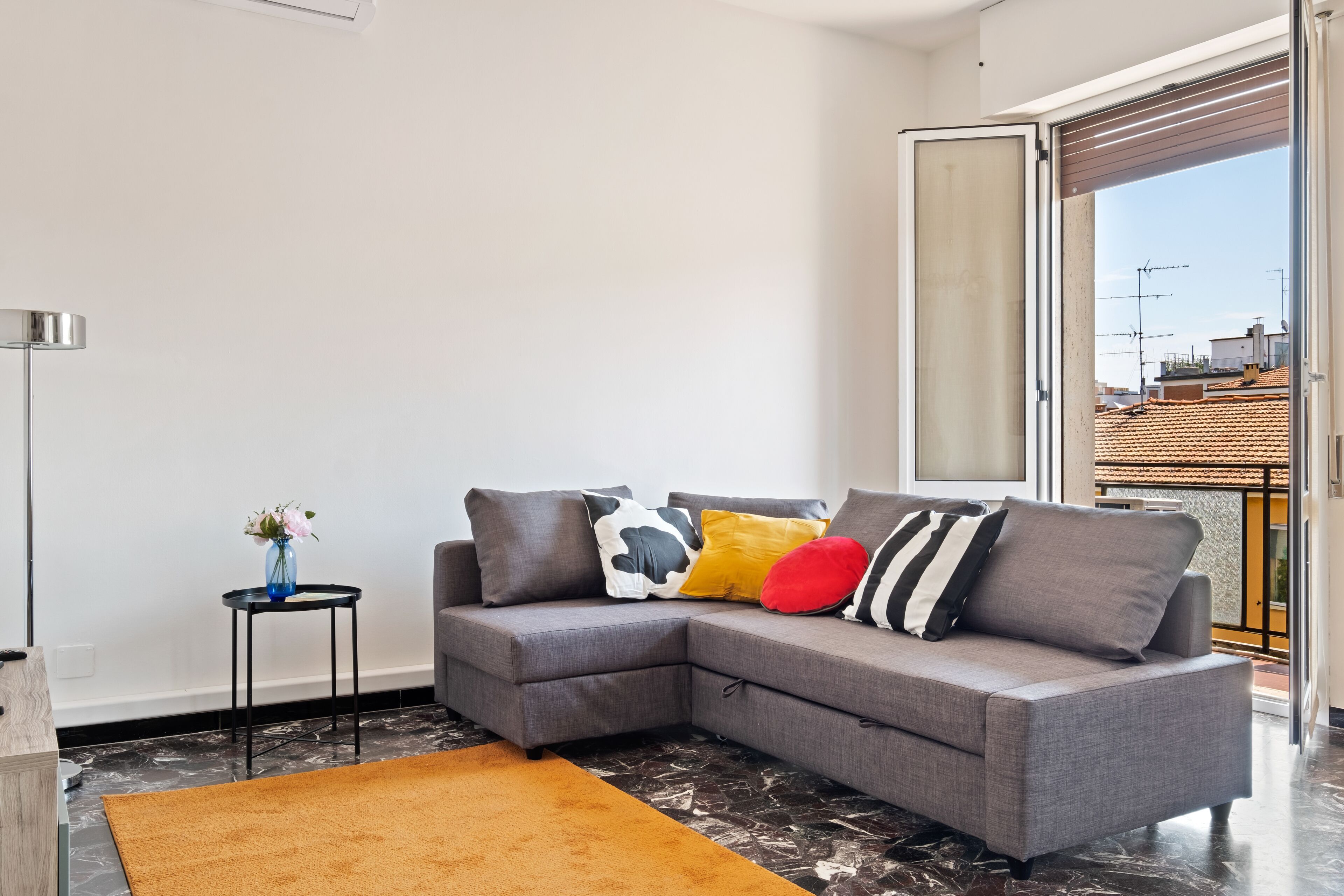 아파트, 침실 2개 | 거실 공간 | 평면 TV