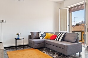 Appartement, 2 slaapkamers | Woonruimte | Een flatscreentelevisie