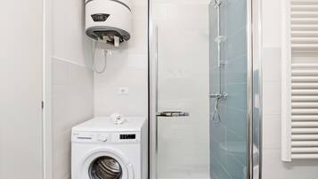 Appartement, 1 slaapkamer | Badkamer met douche