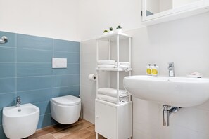 Departamento, 1 habitación | Baño | Regadera, regadera tipo lluvia, secadora de cabello, bidet 