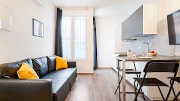 Appartamento, 1 camera da letto | Area soggiorno | TV a schermo piatto
