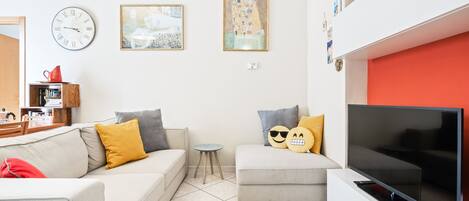 Căn hộ, 1 phòng ngủ | Khu phòng khách | TV màn hình phẳng