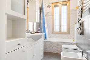 Appartamento, 1 camera da letto | Bagno | Combinazione doccia/vasca, soffione a pioggia, asciugacapelli, bidet