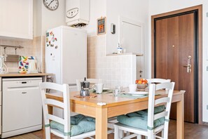 Apartment, 1 Bedroom | In-room dining
