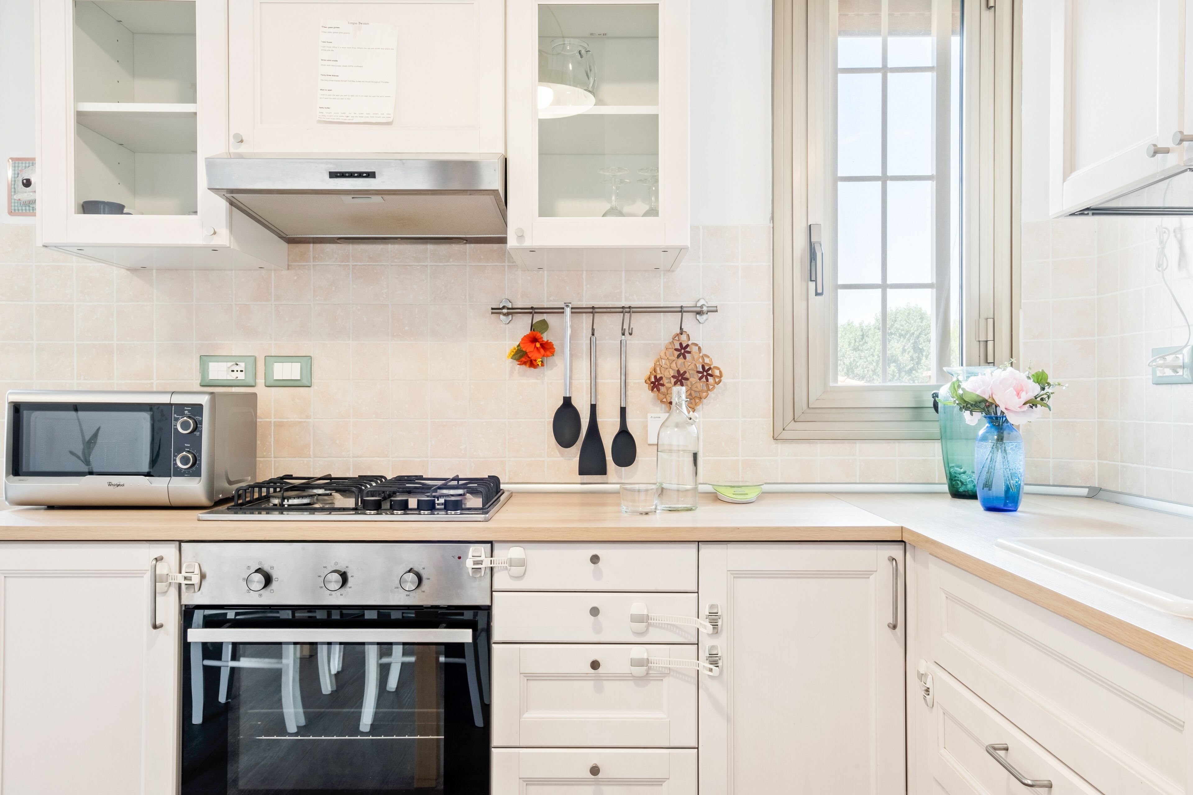 Refrigerador con freezer, microondas, horno, placa de cocina