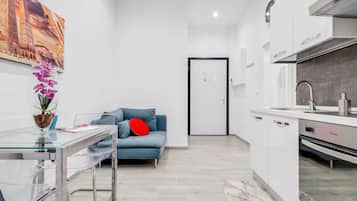 Appartamento, 1 camera da letto | Area soggiorno | TV a schermo piatto