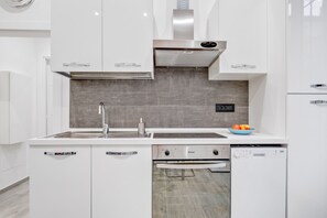 Appartement, 1 slaapkamer | Privékeuken | Een koelkast, een oven, een kookplaat, een vaatwasser