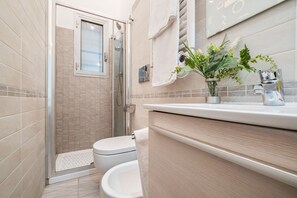 Apartment, 1 Bedroom | Bathroom | Shower, rainfall showerhead, hair dryer, bidet