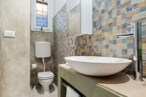 Apartamento, 1 quarto (Bilo) | Banheiro | Chuveiro, chuveiro com efeito de chuva, secador de cabelo, bidê