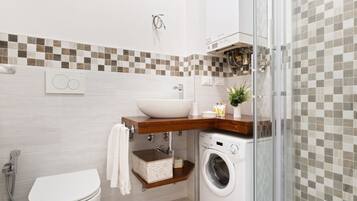 Studio (Mono) | Salle de bain | Douche, douche à « effet pluie », sÚche-cheveux, bidet