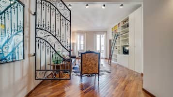 Appartement, 2 slaapkamers | Woonruimte | Flatscreentelevisie