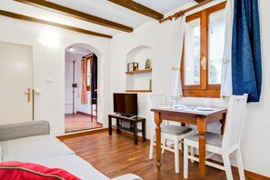 Appartamento, 1 camera da letto | Area soggiorno | TV a schermo piatto