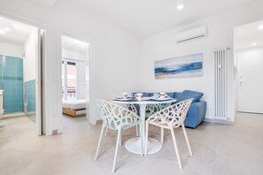 Apartment, 1 Bedroom | In-room dining