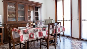 Apartment, 2 Bedrooms | Makan dalam bilik
