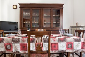 Apartment, 2 Schlafzimmer | Essbereich im Zimmer