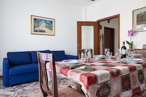 Apartment, 2 Bedrooms | In-room dining