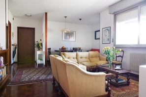 Apartment, 2 Schlafzimmer | Wohnbereich | Flachbildfernseher