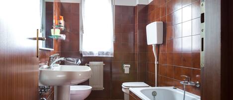 Un baño con lavabo, inodoro y bañera.