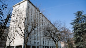 A modern building with a flat roof and a series of windows. - Apartment Surrounded by Greenery (Parma)