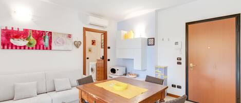 Apartment, 1 Schlafzimmer | Essbereich im Zimmer