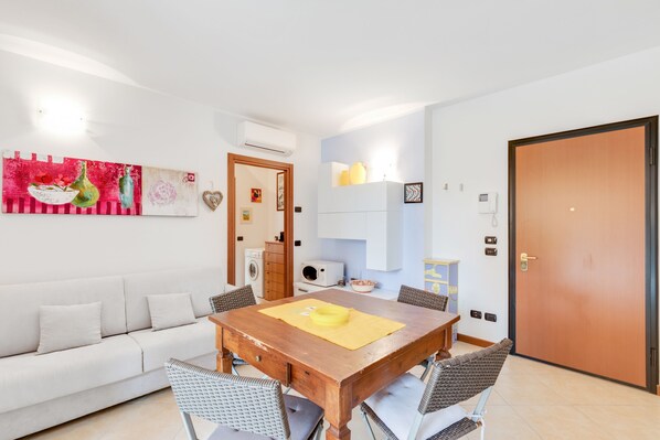 Apartment, 1 Schlafzimmer | Essbereich im Zimmer