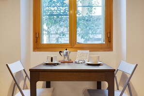 Appartement, 1 slaapkamer | Dineren op de kamer