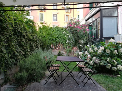 Cozy Apartment with Garden in Dorsoduro
