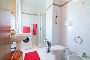 Căn hộ, 2 phòng ngủ | Phòng tắm | Buồng tắm vòi sen, vòi sen phun mưa, máy sấy tóc, chậu vệ sinh/vòi rửa