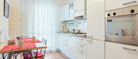 Apartment, 2 Bedrooms | Private kitchen