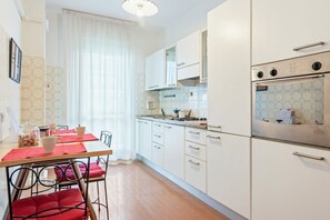 公寓, 2 间卧室 | 私人厨房 | 大冰箱、烤箱、炉灶、厨具/餐具